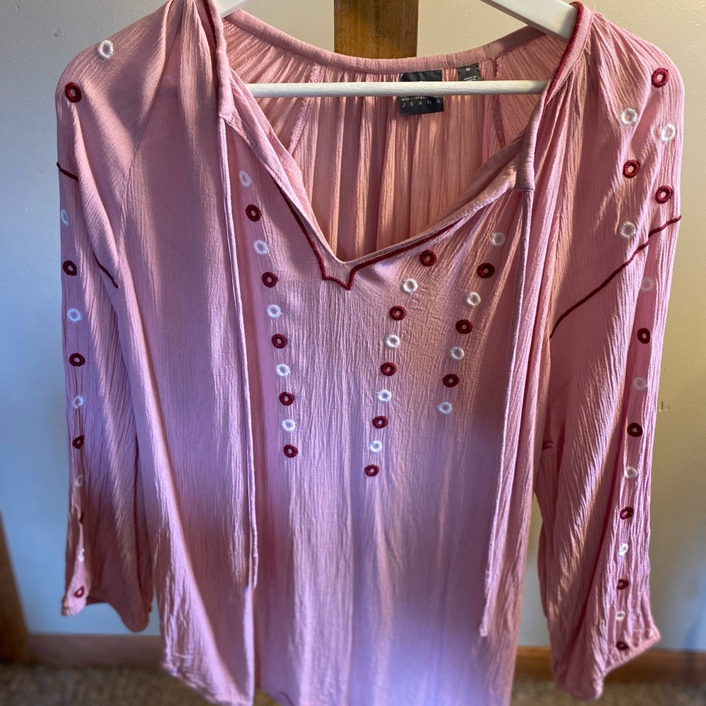 Smoke free, great condition. Gathered sleeves at wrist.
